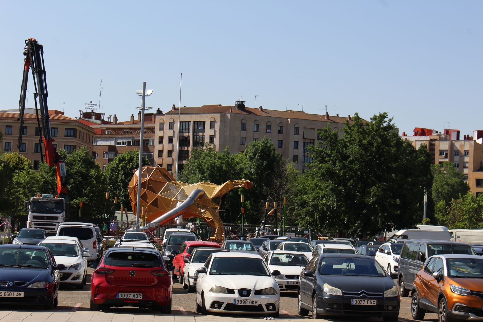 Últimos retoques del león gigante de los Pendones Leoneses