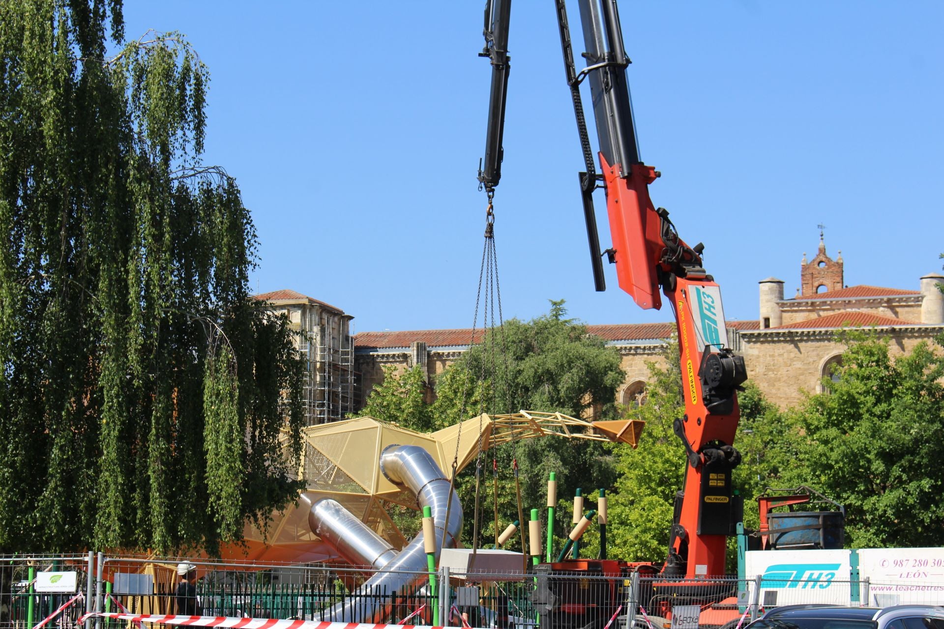 Últimos retoques del león gigante de los Pendones Leoneses