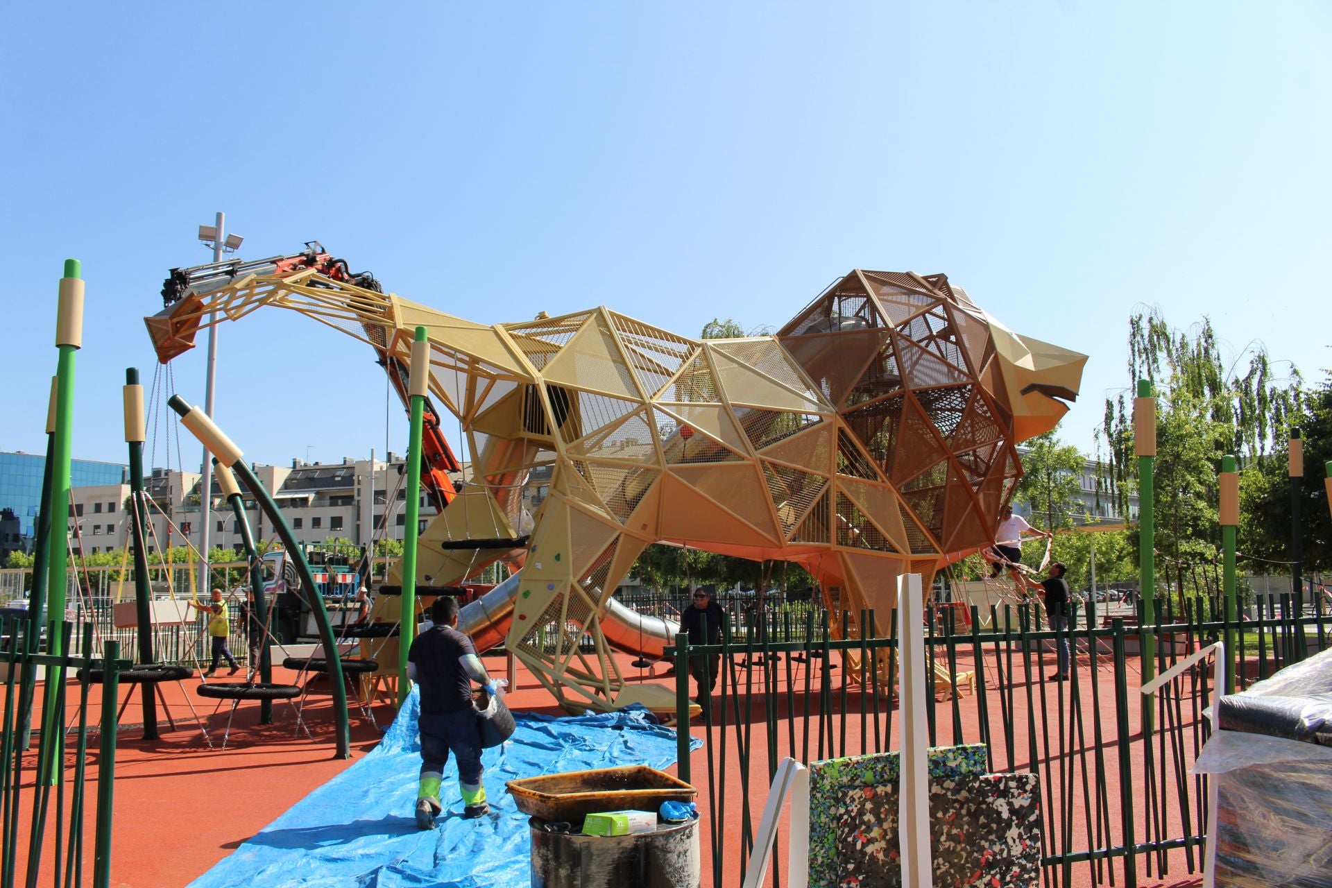 Últimos retoques del león gigante de los Pendones Leoneses