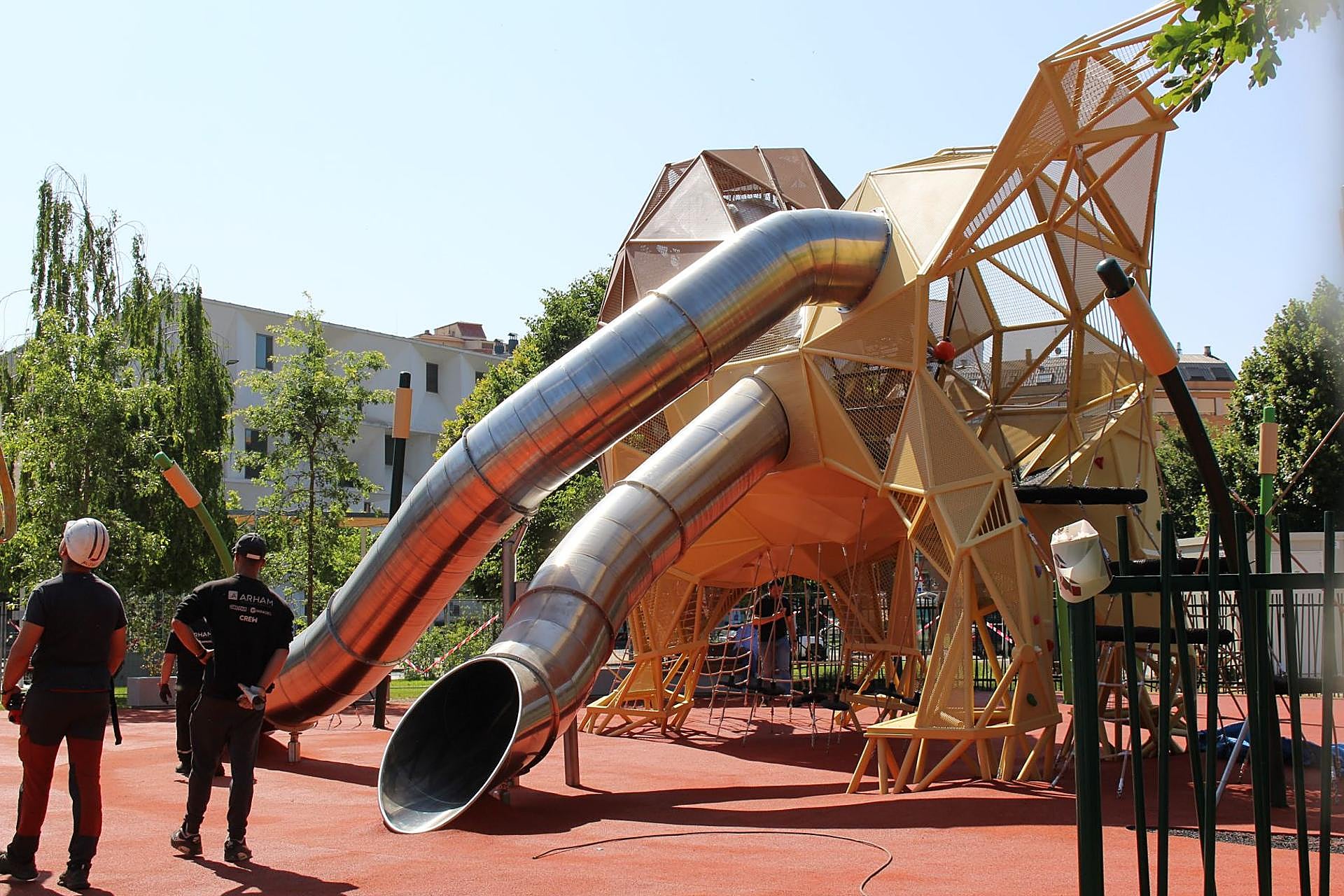 Últimos retoques del león gigante de los Pendones Leoneses