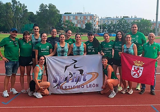 Las atletas celebran el triunfo.