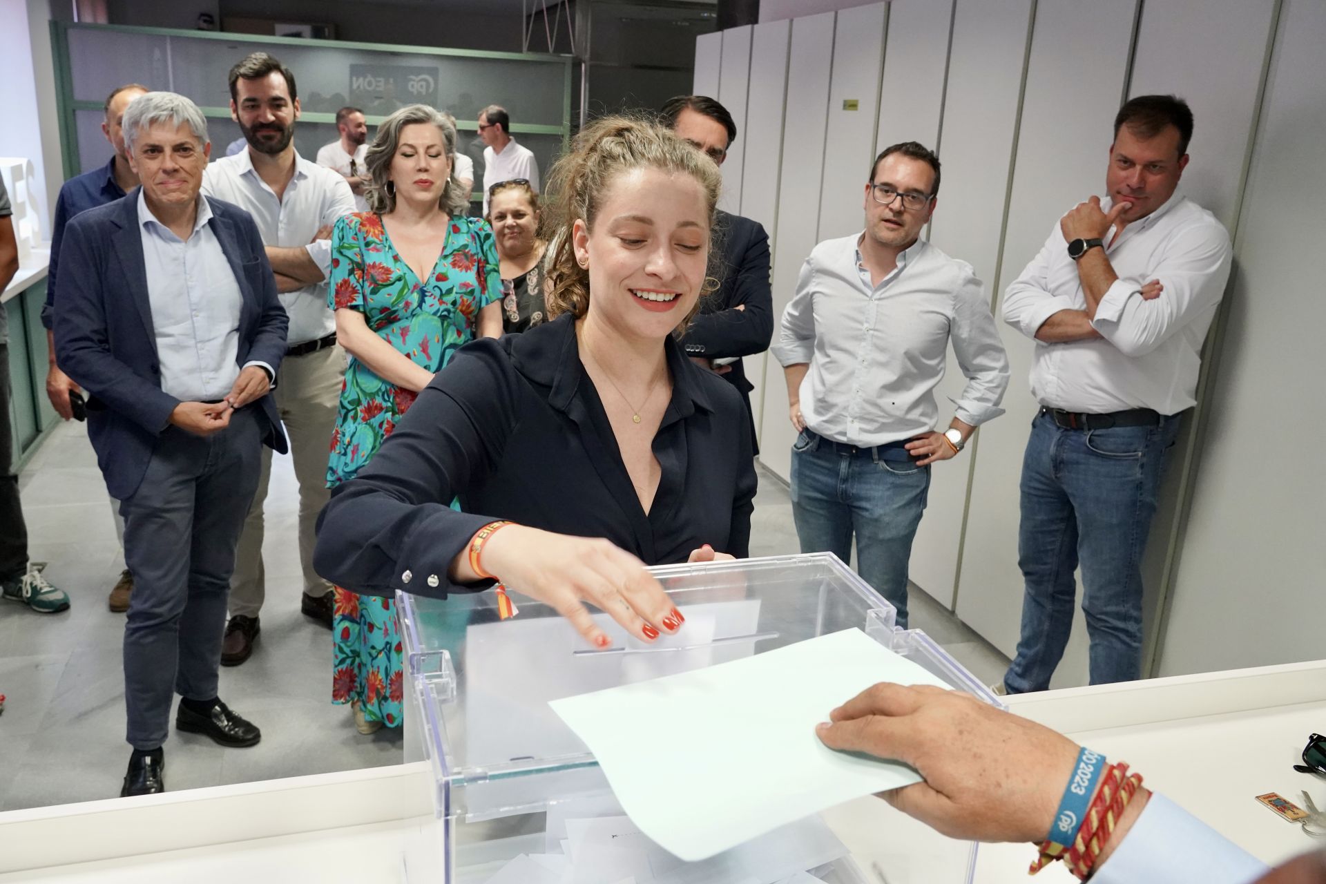 La presidenta del PP de León vota en las primarias del partido
