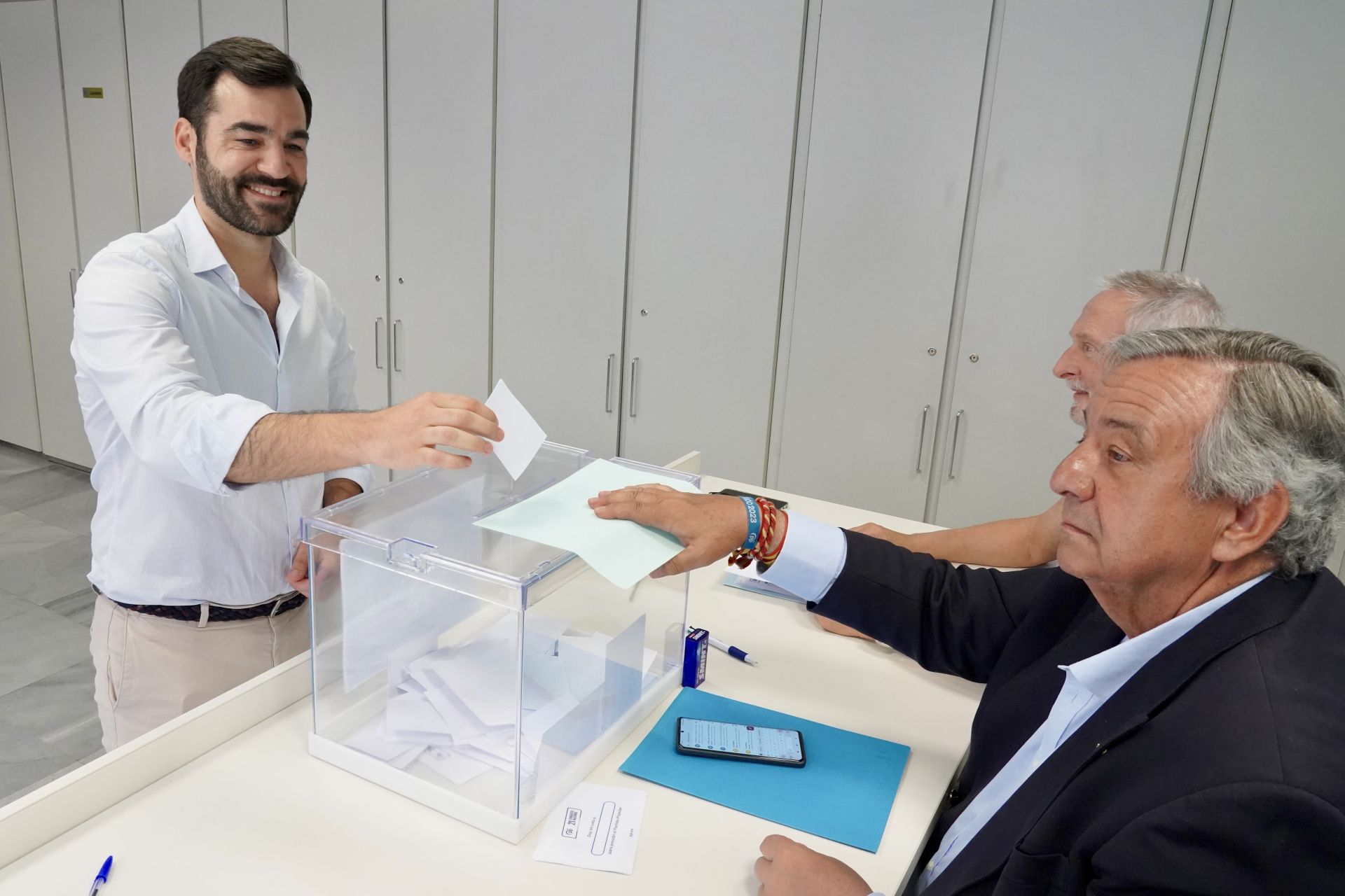 La presidenta del PP de León vota en las primarias del partido