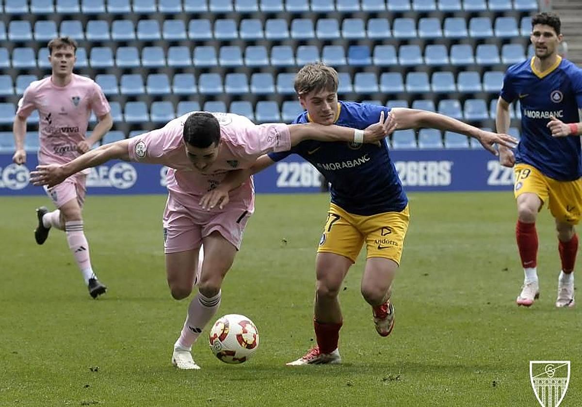 Un jugador de la Gimnástica Segoviana pugna por el balón con un jugador del Andorra