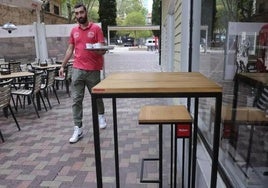 Servicio de terraza en un bar de Salamanca.
