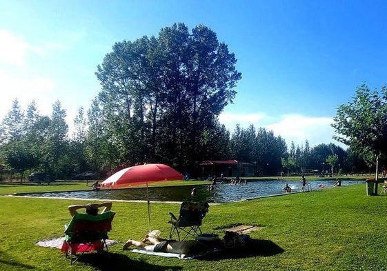 Imagen de la playa fluvial de Alcoba de la Ribera.