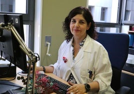 La doctora Ballesteros en su despacho del Hospital de León.