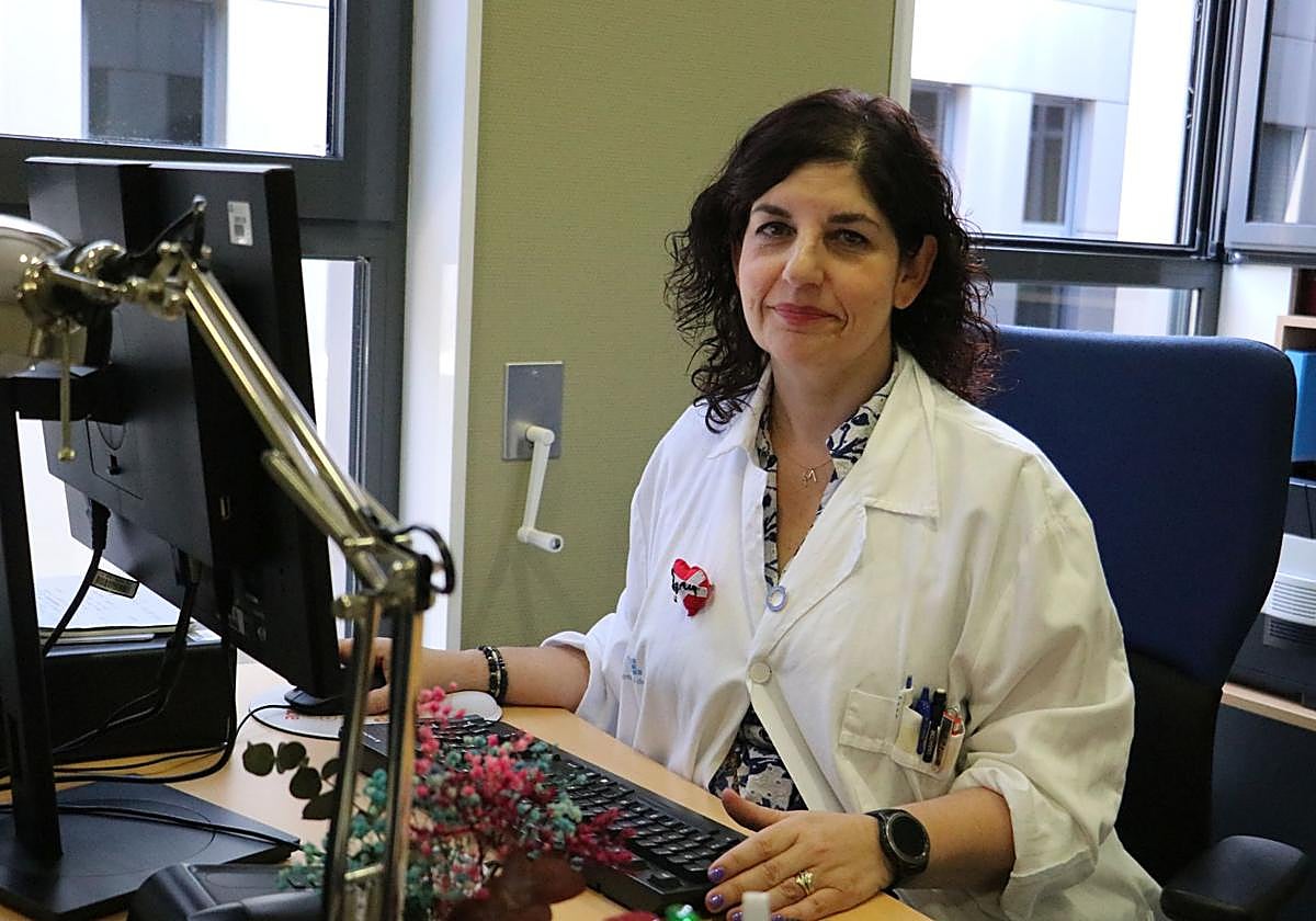 La doctora Ballesteros en su despacho del Hospital de León.