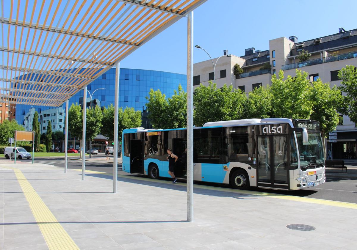 Imagen principal - Detalles de la zona destinada a paradas de autobuses y de la pérgola bioclimática.