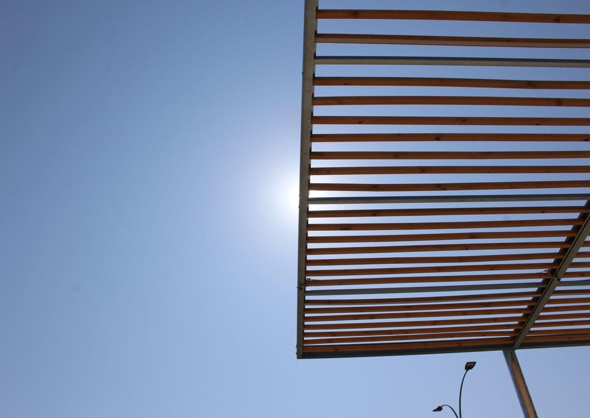 Imagen secundaria 1 - Detalles de la zona destinada a paradas de autobuses y de la pérgola bioclimática.