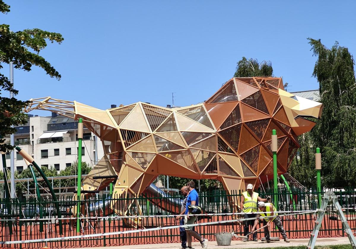 El león gigante ya casi listo para su inauguración.