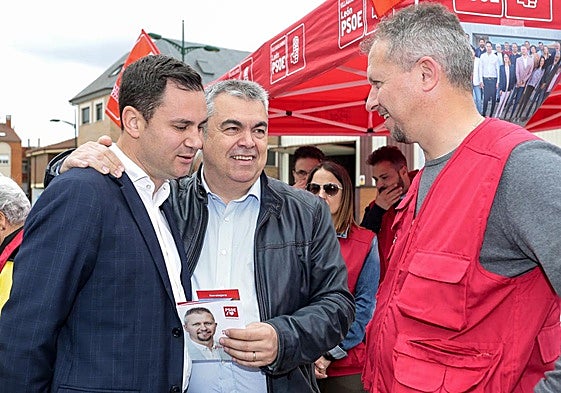 Javier Alfonso Cendón, Santos Cerdán y Jorge Pérez en la visita del segundo a Navatejera en mayo de 2025.
