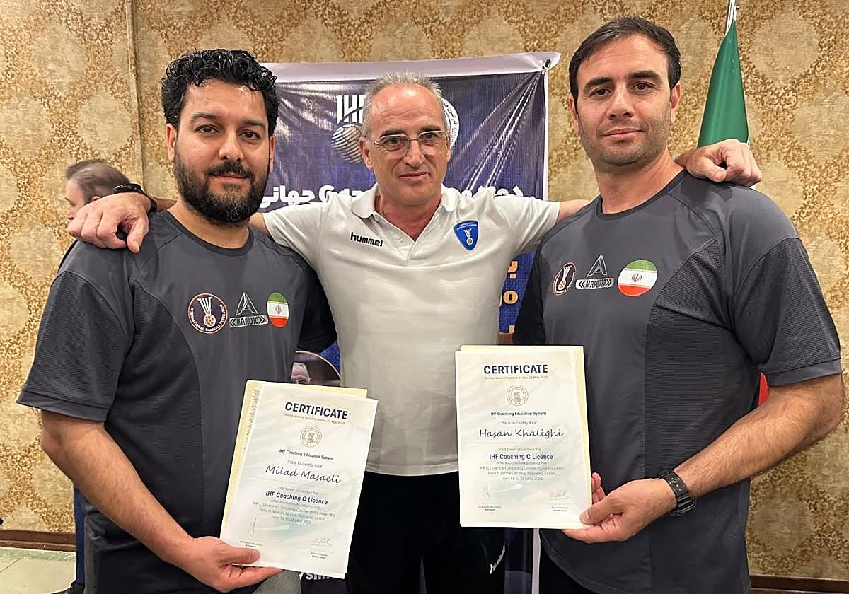 Rafa Guijosa durante su labor como seleccionador en Irán.