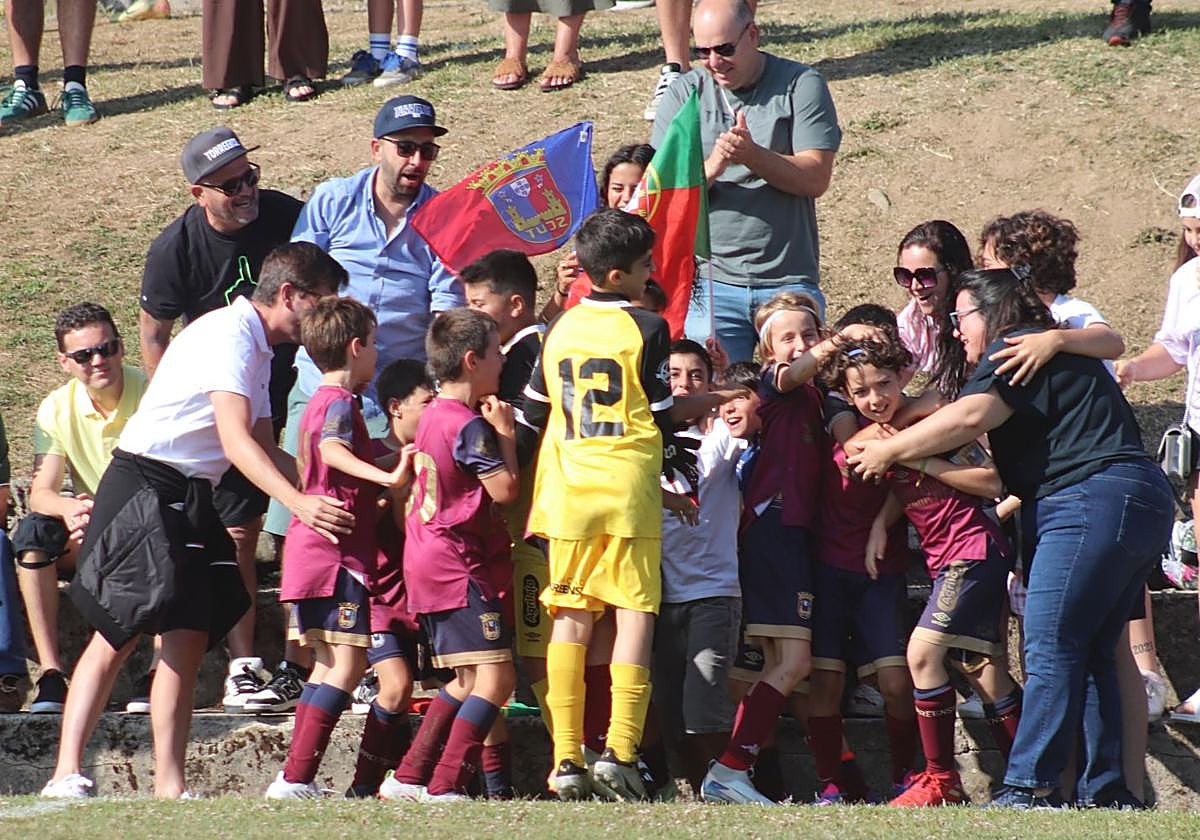 Los pequeños disfrutan de la victoria en el I Torneo Internacional de Moliseca.