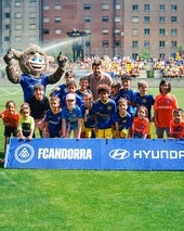 Gerard Piqué con pequeños jugadores del Andorra.