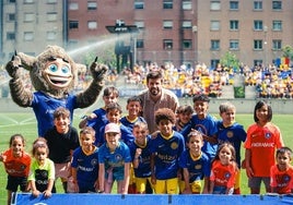 Gerard Piqué con pequeños jugadores del Andorra.