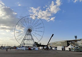 La noria y más atracciones, en pleno montaje en el aparcamiento del estadio Reino de León.
