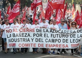 El Comité de Empresa de Azucarera en La Bañeza con líderes sindicales leoneses en la manifestación del 13 de junio en León.