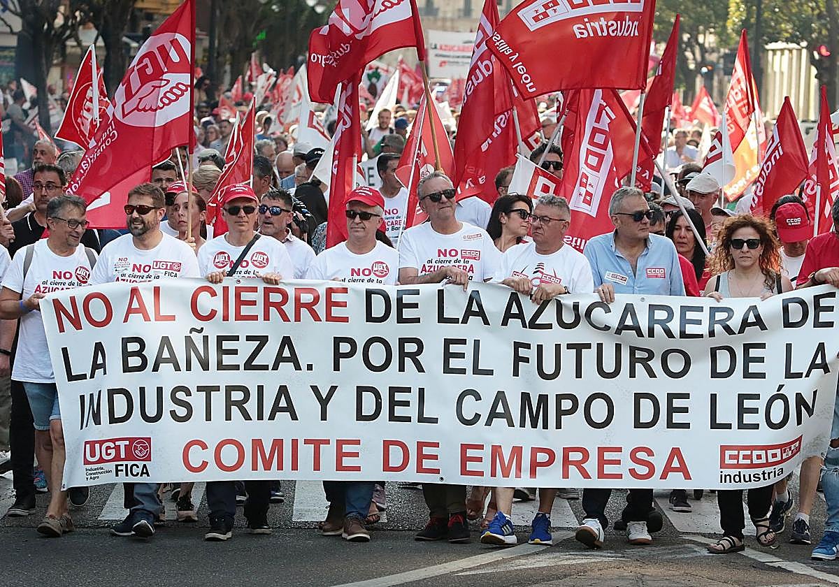 El Comité de Empresa de Azucarera en La Bañeza con líderes sindicales leoneses en la manifestación del 13 de junio en León.