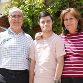 Rubén Calleja junto a sus padres en una imagen de archivo.