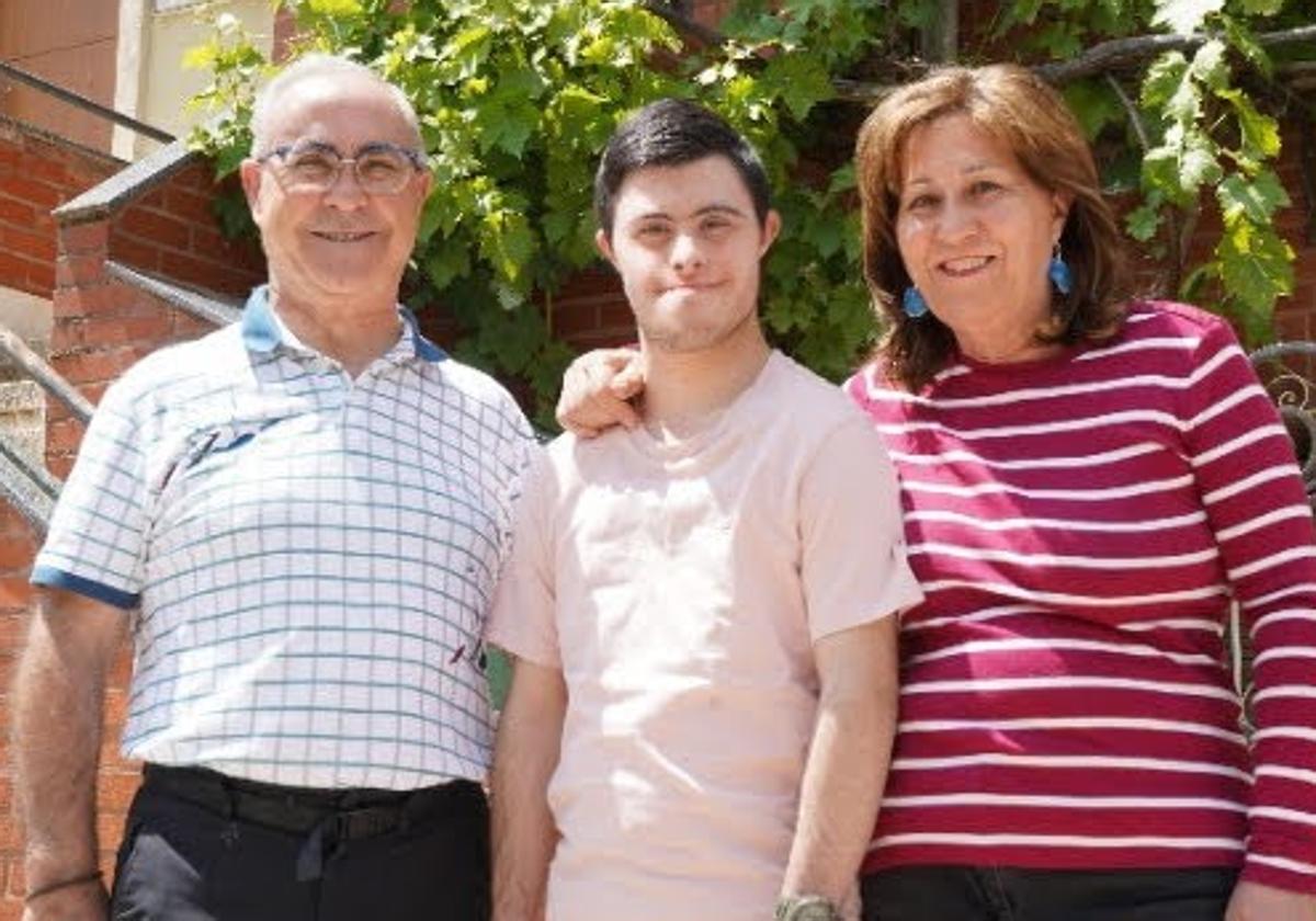 Rubén Calleja junto a sus padres en una imagen de archivo.