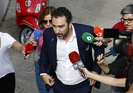 Víctor de Aldama escapa de los medios.