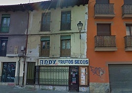 Fachada con el cartel del quiosco, vandalizada y retirada hace años.