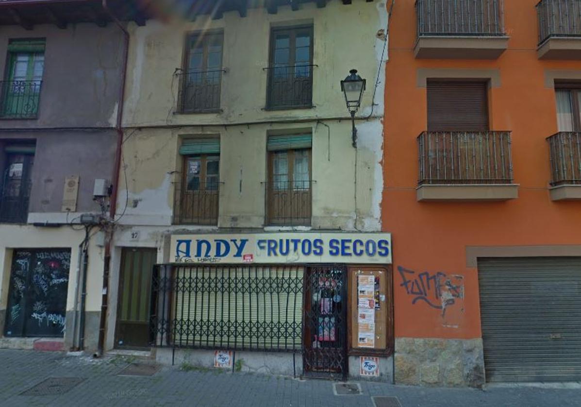 Fachada con el cartel del quiosco, vandalizada y retirada hace años.