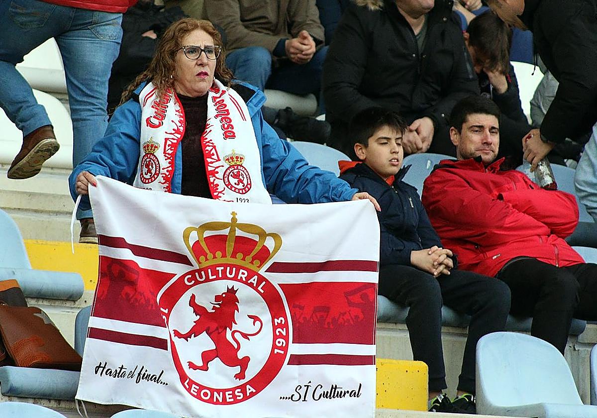 Una aficionada de la Cultural durante un partido.