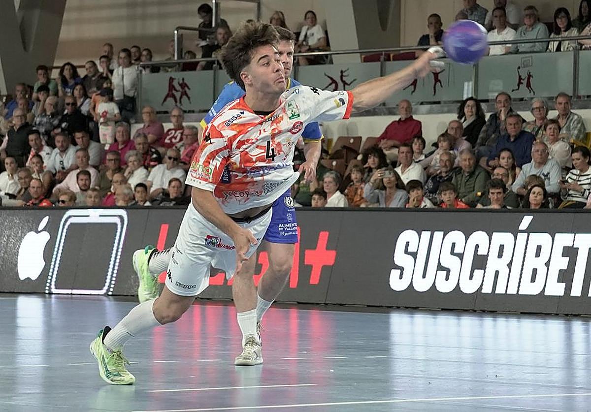 Un jugador del Abanca Ademar en un lanzamiento.