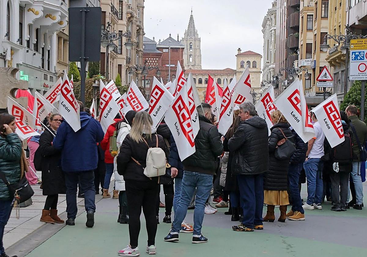 La protesta de los conductores de autobuses urbanos de León se completa con paros que seguirán en lo que resta de mes y en marzo.