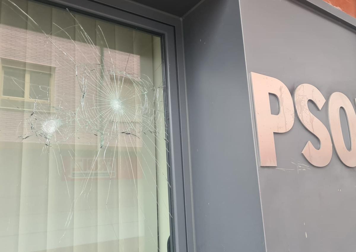 Imagen secundaria 1 - Vandalizan la sede del PSOE de León con pintadas: «Vendepatrias»