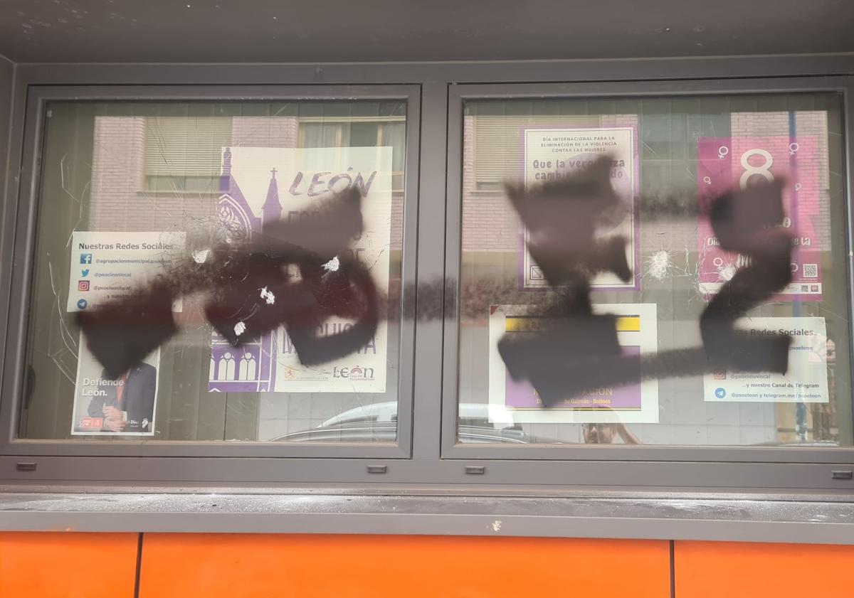 Imagen principal - Vandalizan la sede del PSOE de León con pintadas: «Vendepatrias»