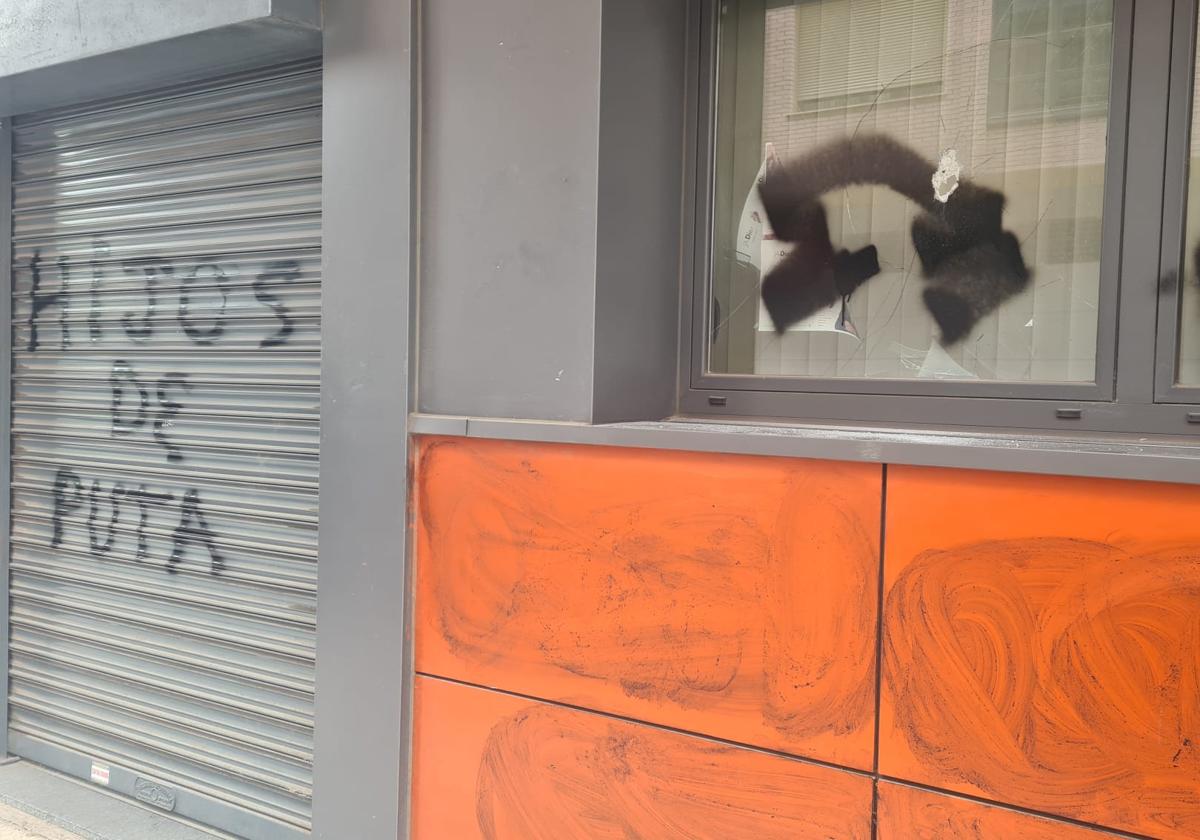 Pintadas en la sede del partido socialista en León y restos tras la limpieza.