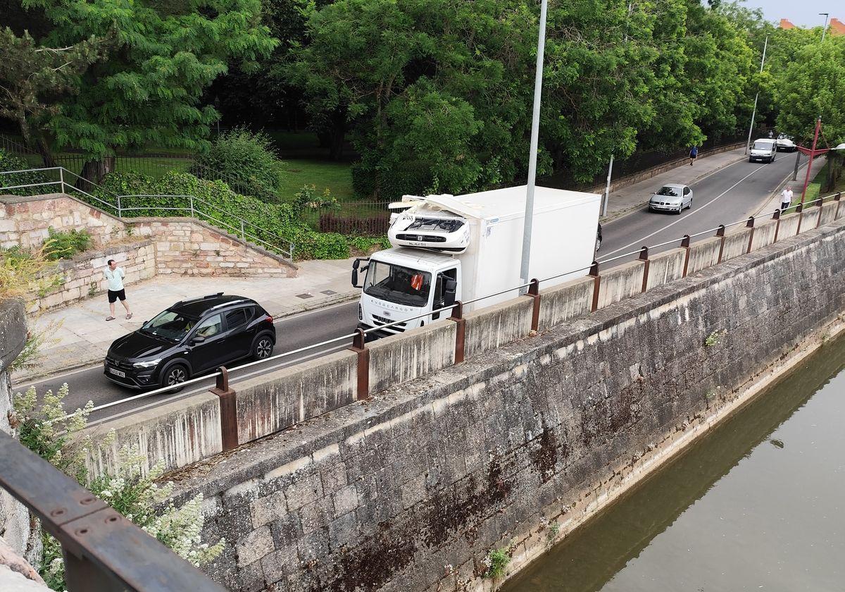 Imagen del caminón accidentado.
