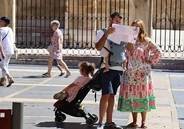 Turistas en la Plaza de Regla de León.