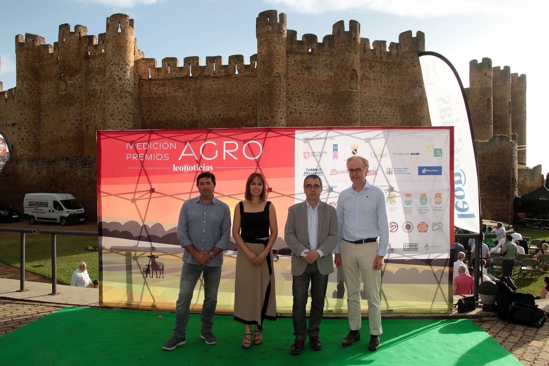 Carlos Álvarez Cuevas (Garnica), Flor Álvarez Taboada (Premio Innovación), Santiago Gutiérrez (Vicerrector de Investigación y Transformación ULE) y Luis Herráez Ortega (Director de la Escuela de Ingenieria Agraria y Forestal ULE)