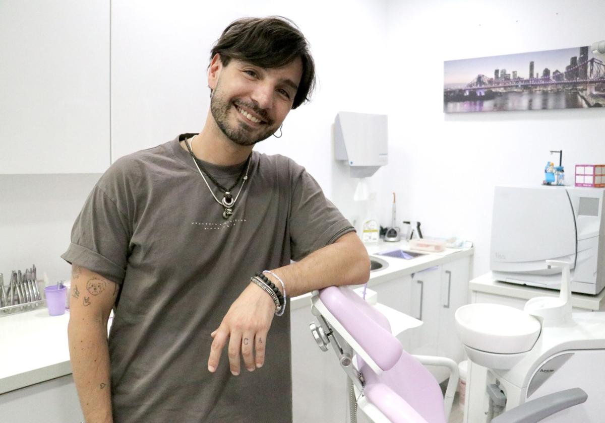 Felipe Fernández, conocido artísticamente como Polo Nández, en su clínica dental.