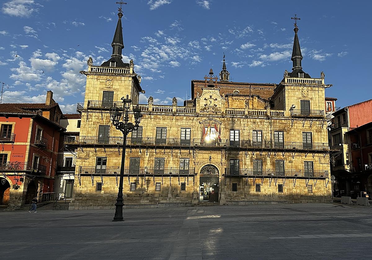 Edificio Mirador del Concejo de la plaza Mayor.