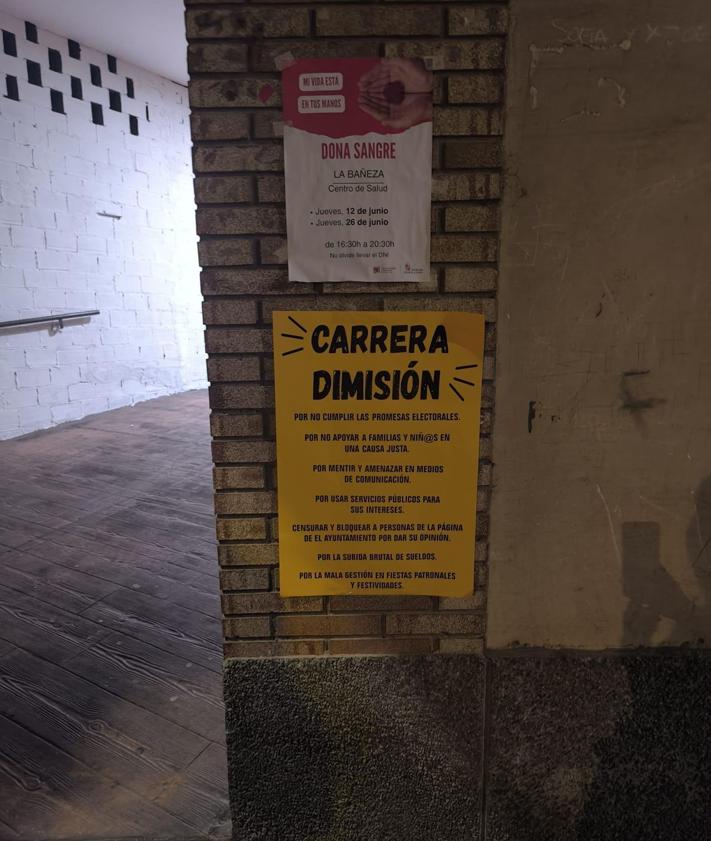 Imagen secundaria 2 - Denuncian que Carrera «persigue» a vecinos de La Bañeza por pegar carteles en su contra