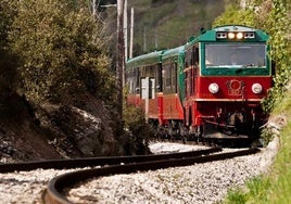 El tren es conocido por ser recorrer parte del Camino de Santiagoe incluye mar, montaña, plazas y calles llenas de encanto.