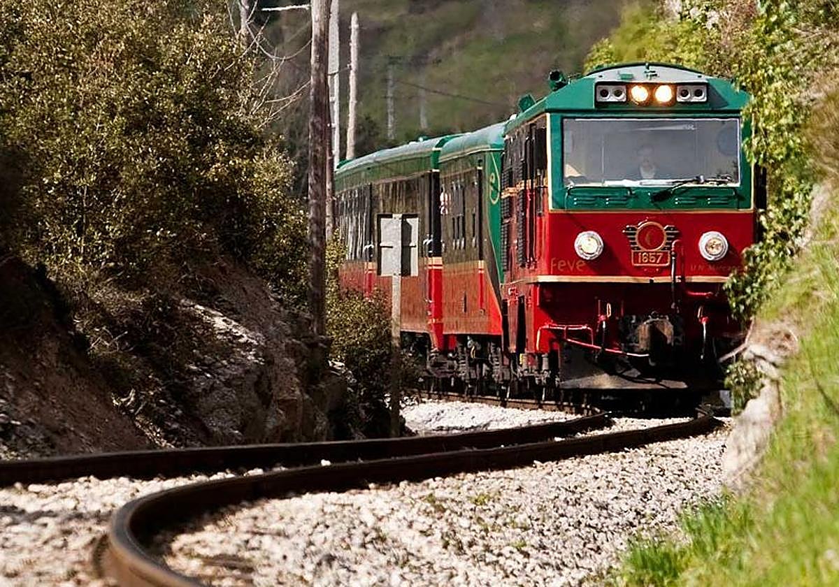 El tren es conocido por ser recorrer parte del Camino de Santiagoe incluye mar, montaña, plazas y calles llenas de encanto.