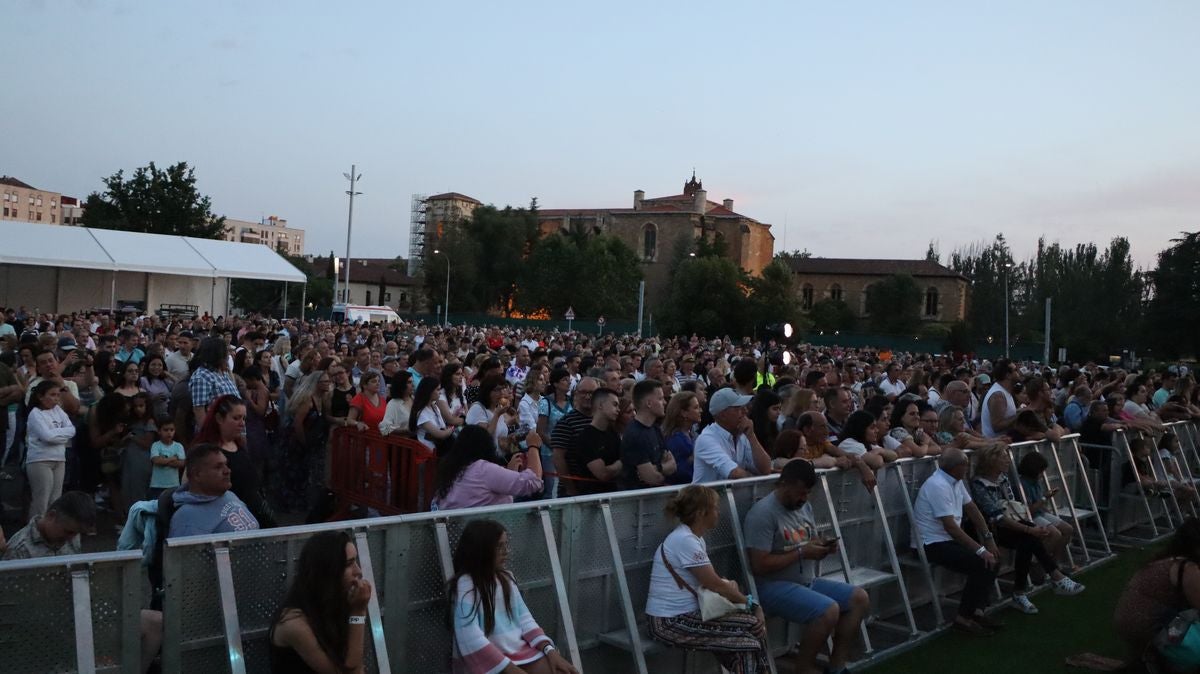 León canta al amor y al desamor en español