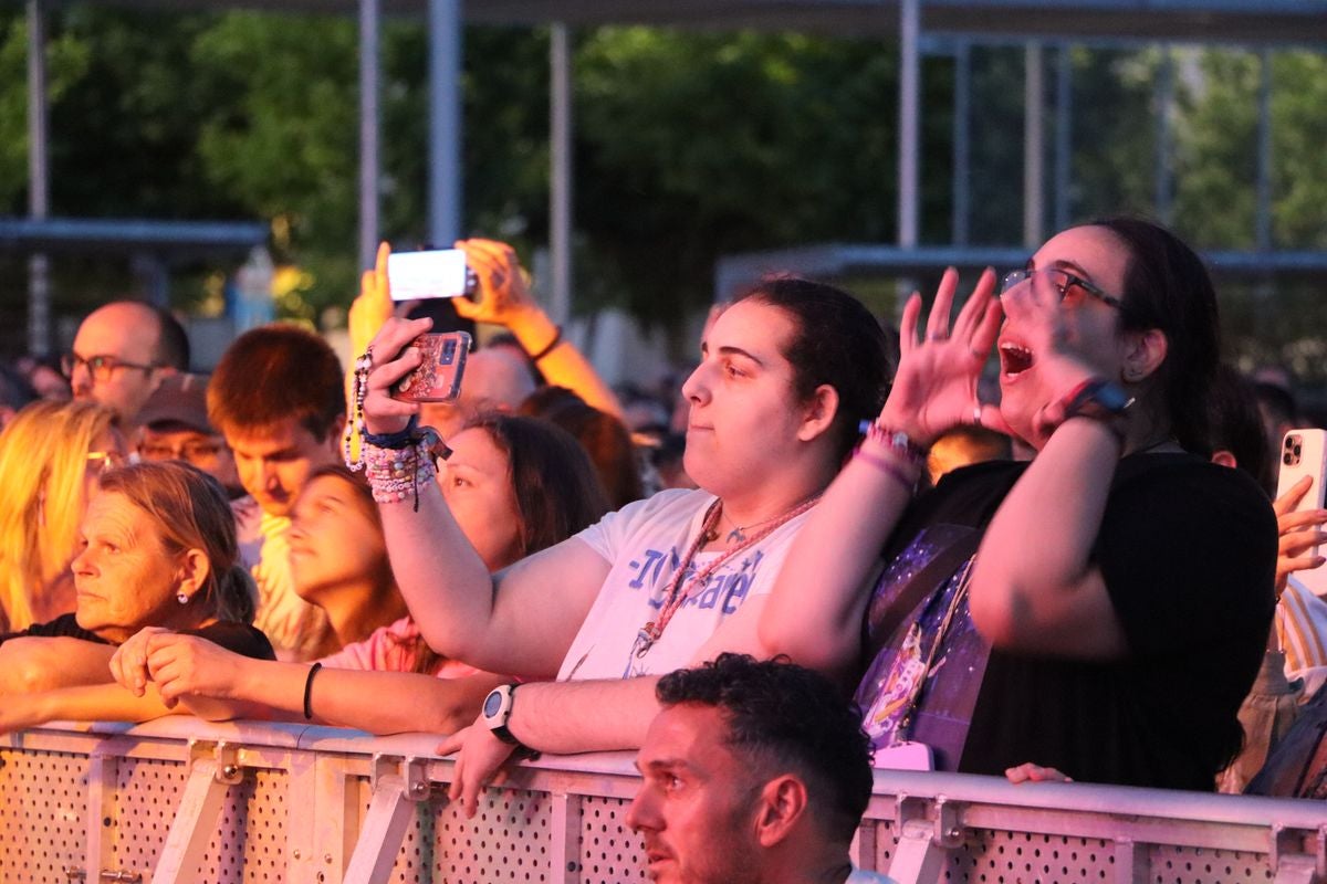 León canta al amor y al desamor en español