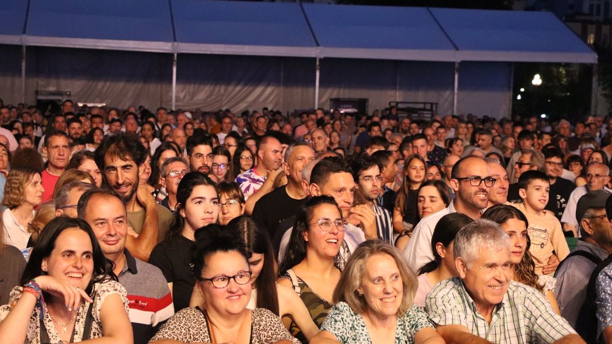León canta al amor y al desamor en español