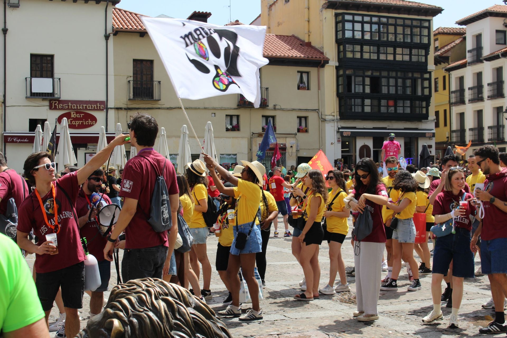 Las imágenes del desfile de peñas en León