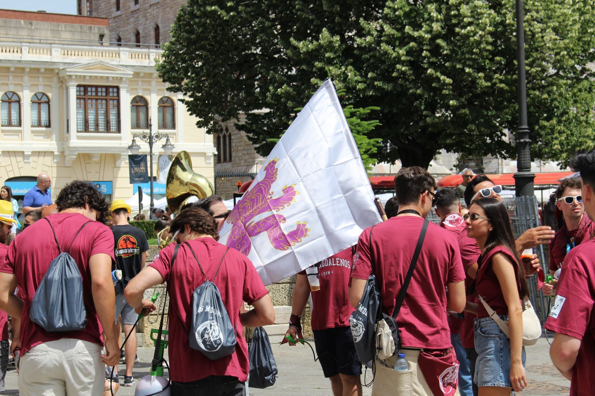 Las imágenes del desfile de peñas en León