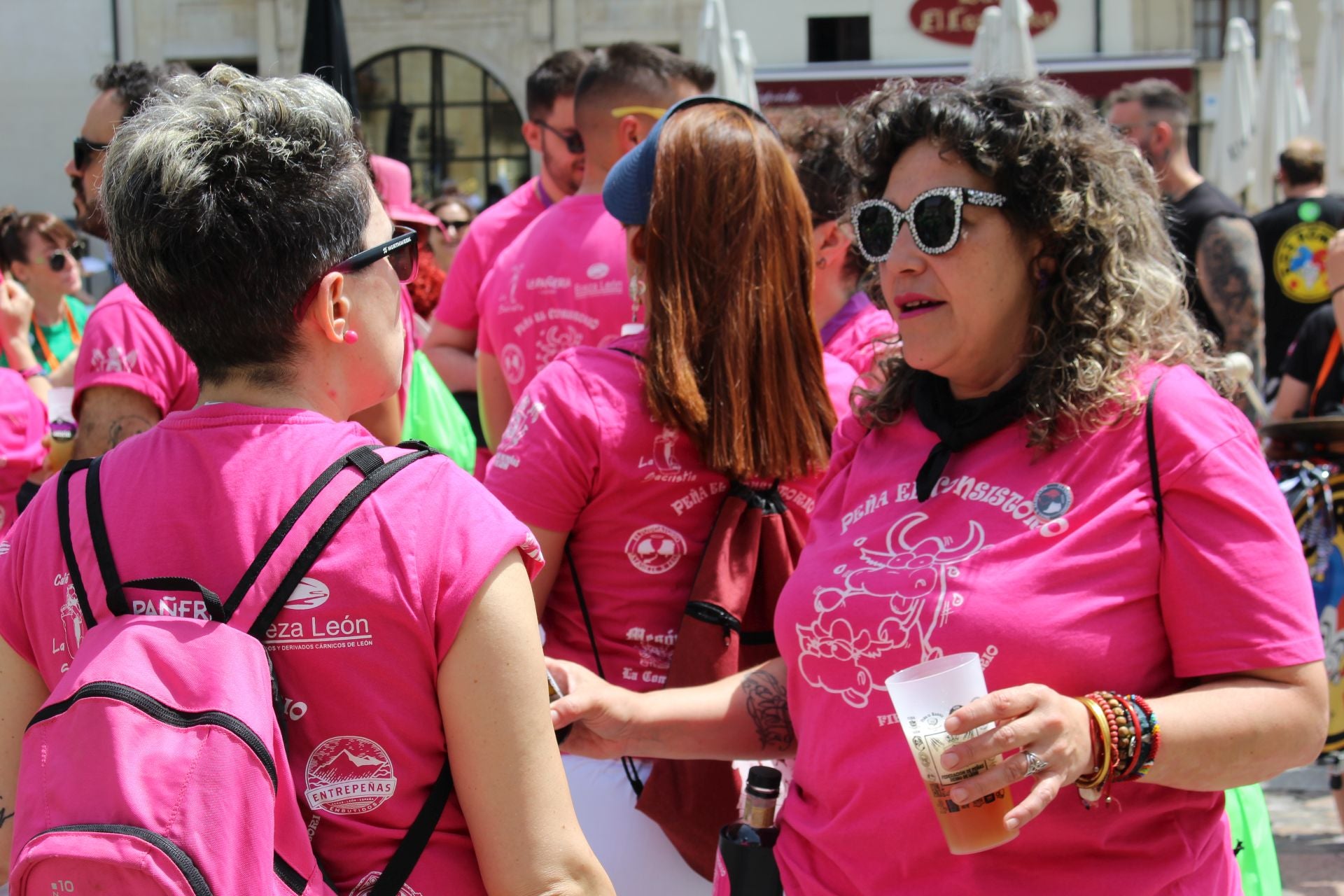Las imágenes del desfile de peñas en León