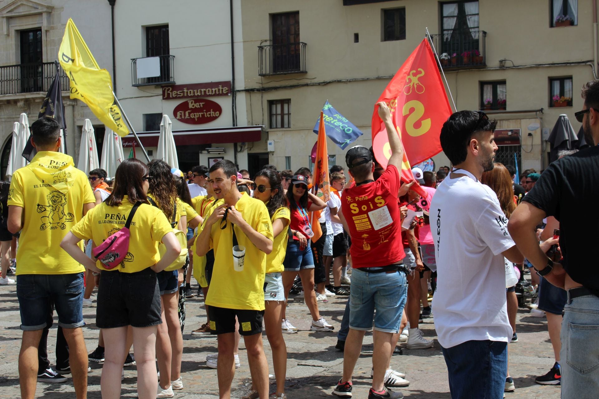 Las imágenes del desfile de peñas en León