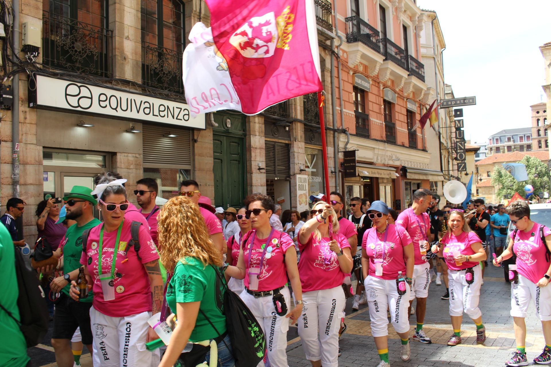 Las imágenes del desfile de peñas en León